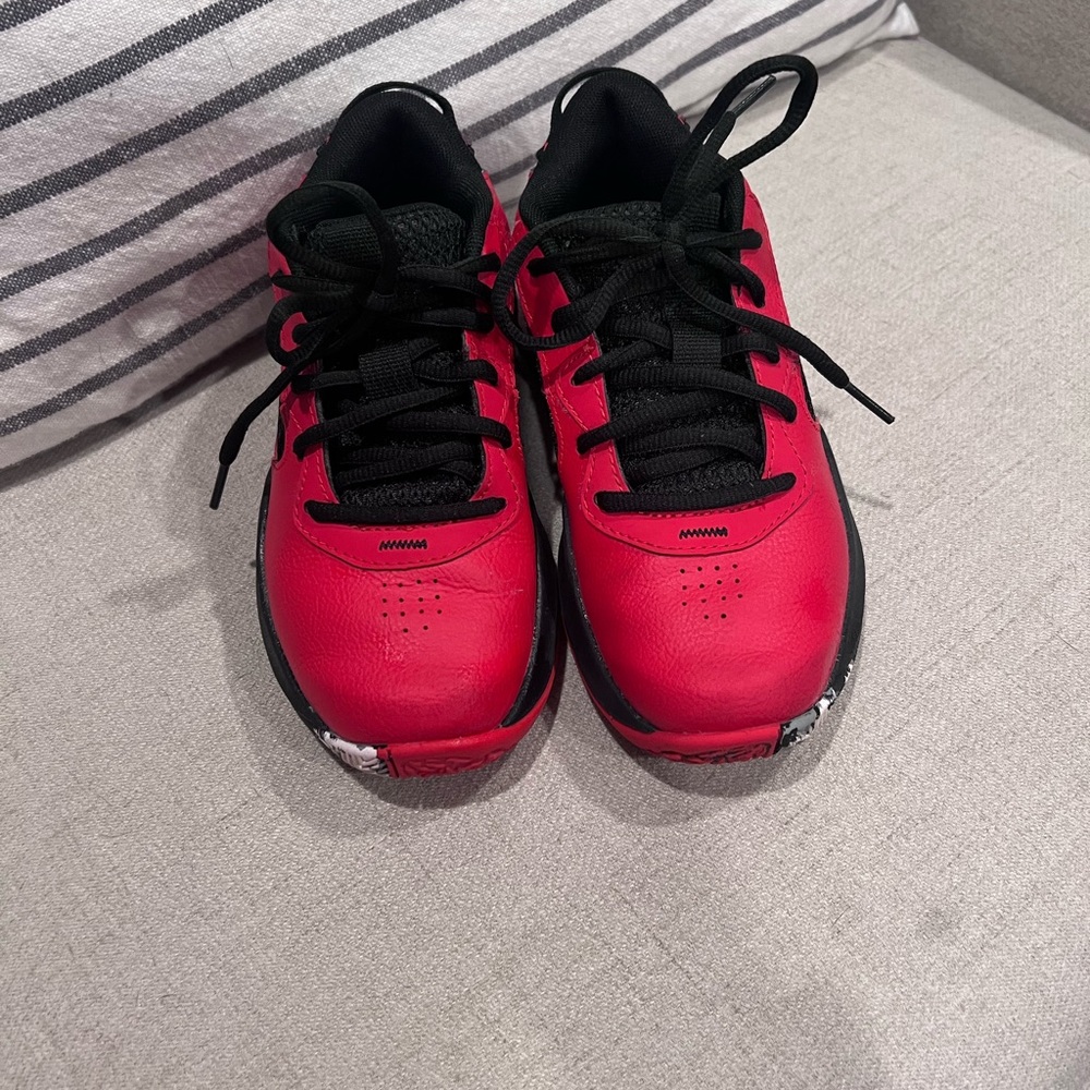 Boys Under Armour Shoes size 1Y